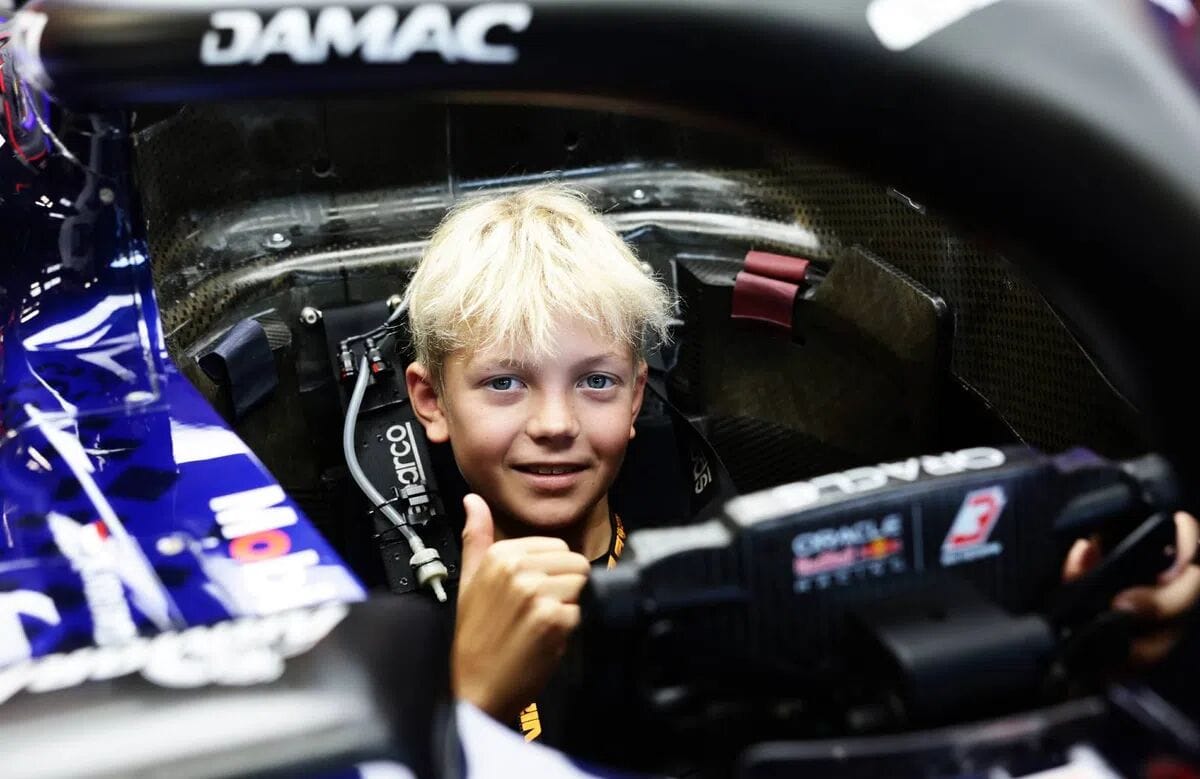 Red bull zet bekende zoon in f1-auto van max verstappen