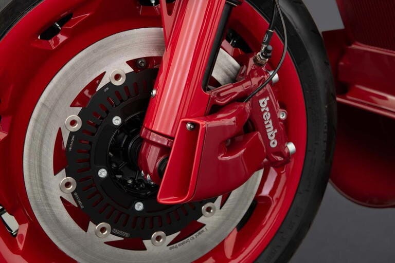 Mientras audi valora deshacerse de ducati, aston martin acaba de presentar una exótica moto inspirada en superdeportivas como la panigale