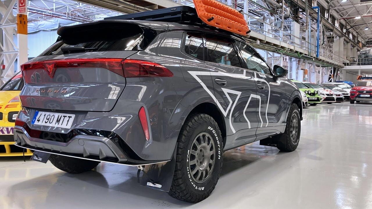 Cupra se sale de su terreno habitual y planta, al terramar, un cubrecárter enorme, neumáticos bfgoodrich 4x4, suspensión más alta y un sinfín de chuches para el desierto