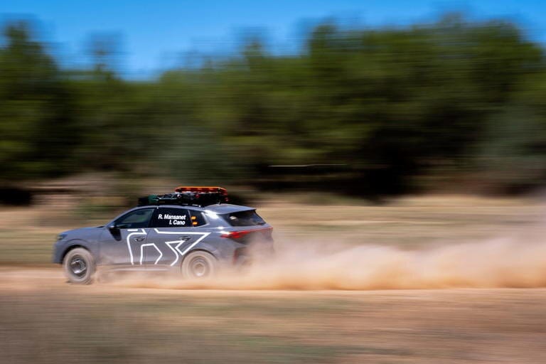 Cupra se sale de su terreno habitual y planta, al terramar, un cubrecárter enorme, neumáticos bfgoodrich 4x4, suspensión más alta y un sinfín de chuches para el desierto
