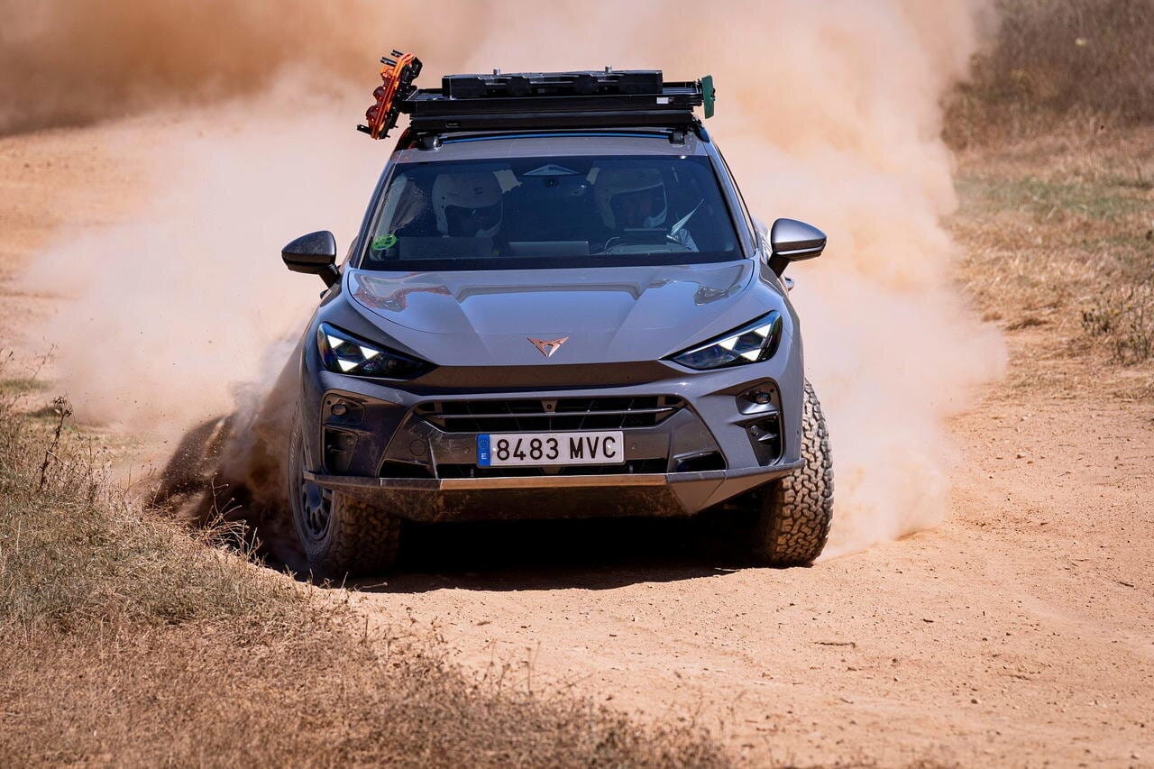 Cupra se sale de su terreno habitual y planta, al terramar, un cubrecárter enorme, neumáticos bfgoodrich 4x4, suspensión más alta y un sinfín de chuches para el desierto