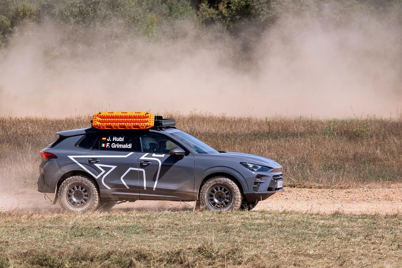 Cupra se sale de su terreno habitual y planta, al terramar, un cubrecárter enorme, neumáticos bfgoodrich 4x4, suspensión más alta y un sinfín de chuches para el desierto