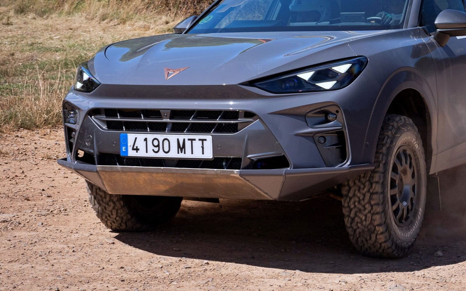 Cupra se sale de su terreno habitual y planta, al terramar, un cubrecárter enorme, neumáticos bfgoodrich 4x4, suspensión más alta y un sinfín de chuches para el desierto