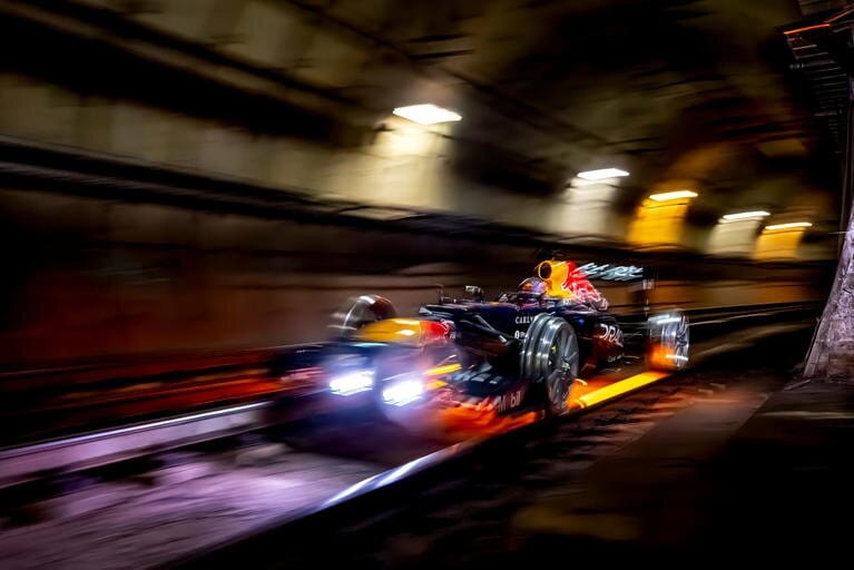 Red bull completa la locura y lleva un fórmula 1 al metro de madrid: el rb8 de vettel ahora rueda sobre raíles