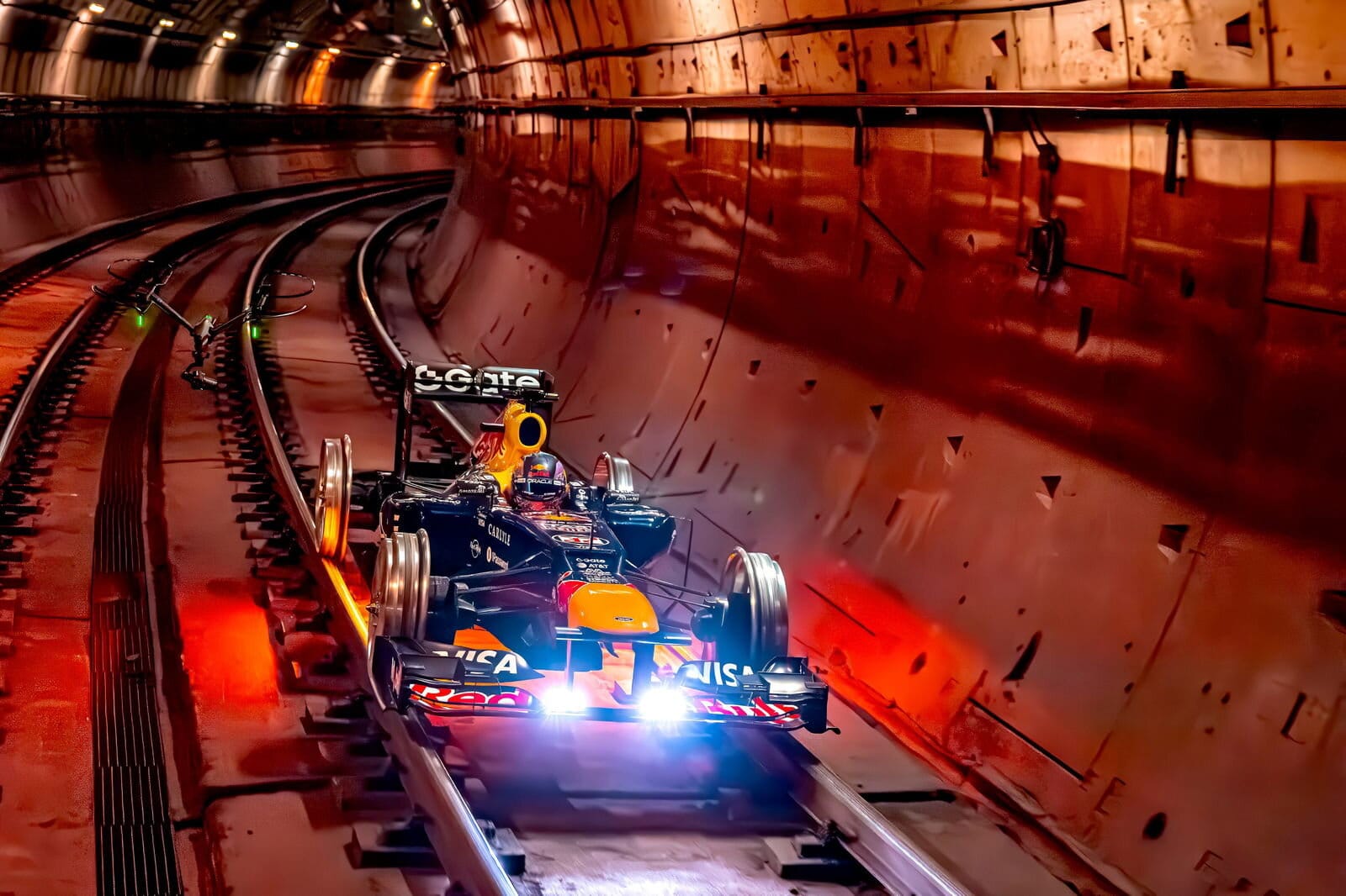 Red bull completa la locura y lleva un fórmula 1 al metro de madrid: el rb8 de vettel ahora rueda sobre raíles