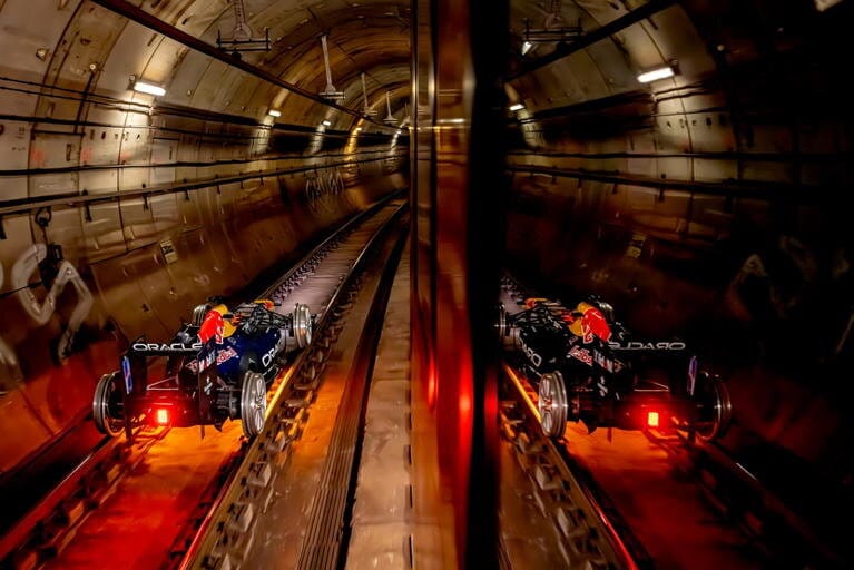 Red bull completa la locura y lleva un fórmula 1 al metro de madrid: el rb8 de vettel ahora rueda sobre raíles