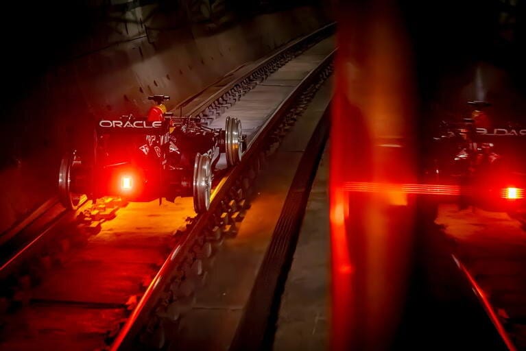Red bull completa la locura y lleva un fórmula 1 al metro de madrid: el rb8 de vettel ahora rueda sobre raíles