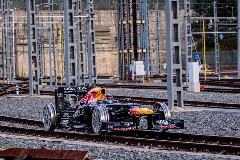 Red bull completa la locura y lleva un fórmula 1 al metro de madrid: el rb8 de vettel ahora rueda sobre raíles