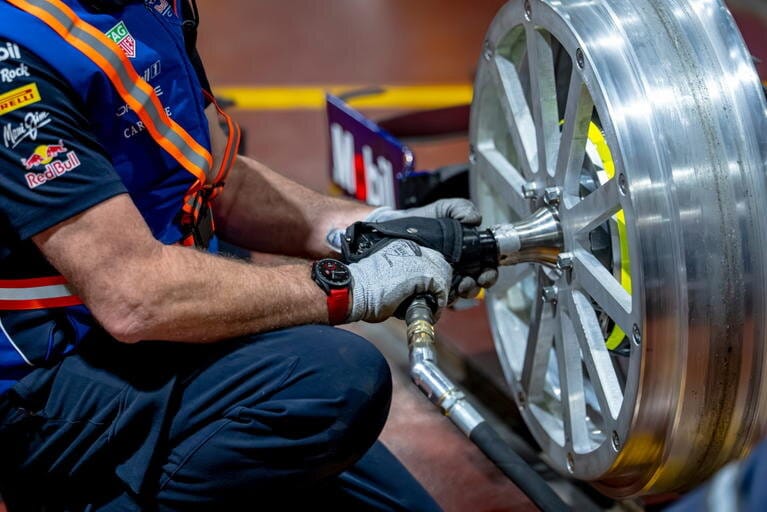 Red bull completa la locura y lleva un fórmula 1 al metro de madrid: el rb8 de vettel ahora rueda sobre raíles