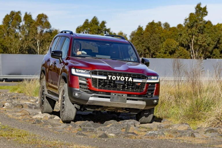 Es el 4x4 insignia de toyota, estrena motor híbrido de 457 cv y aún así promete seguir siendo igual de imparable e indestructible