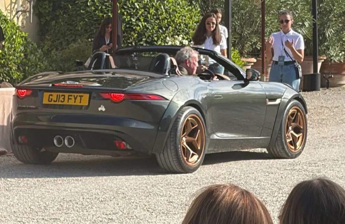 De jaguar f-type van jeremy clarkson is af en beeldschoon!