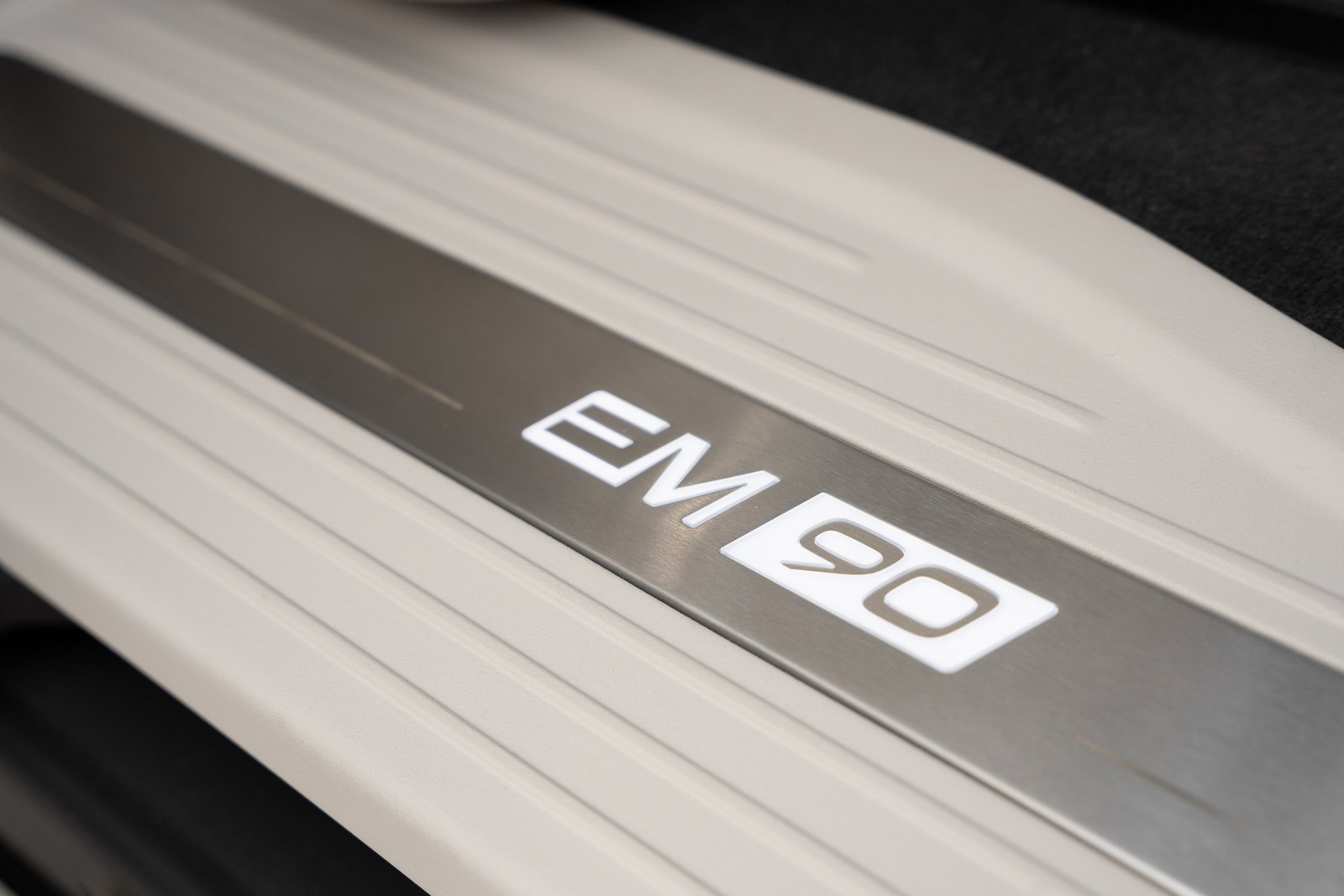 320150_Volvo_EM90_Studio_Stills