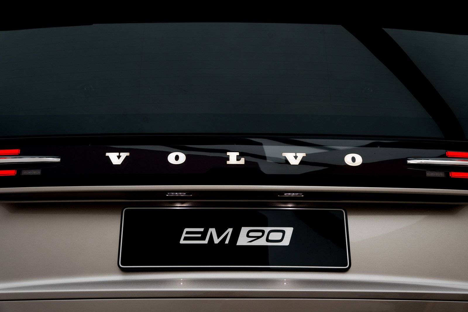 320157_Volvo_EM90_Studio_Stills