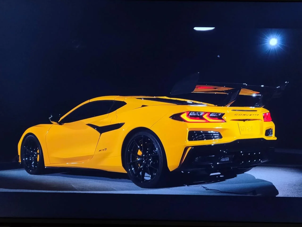 2025-Chevrolet-Corvette-ZR1-leaked-1