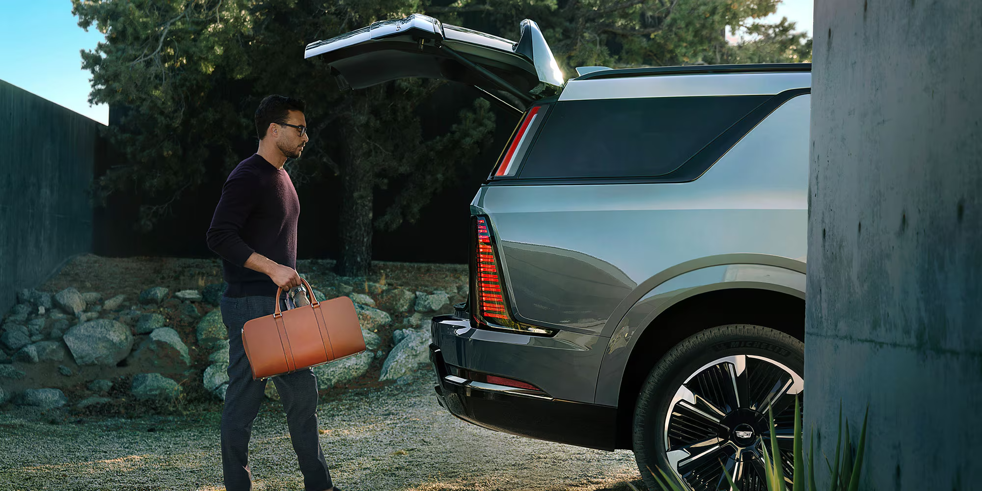my26-escalade-iql-gallery-exterior-modal-tailgate-v2