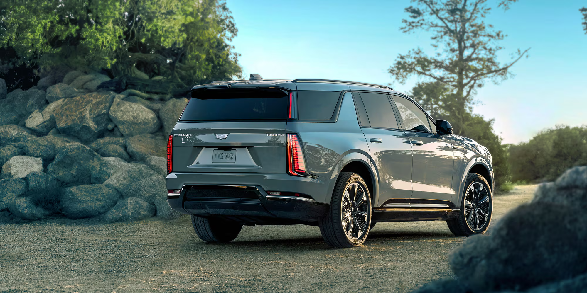 my26-escalade-iql-gallery-exterior-modal-rear-passenger-side-v2