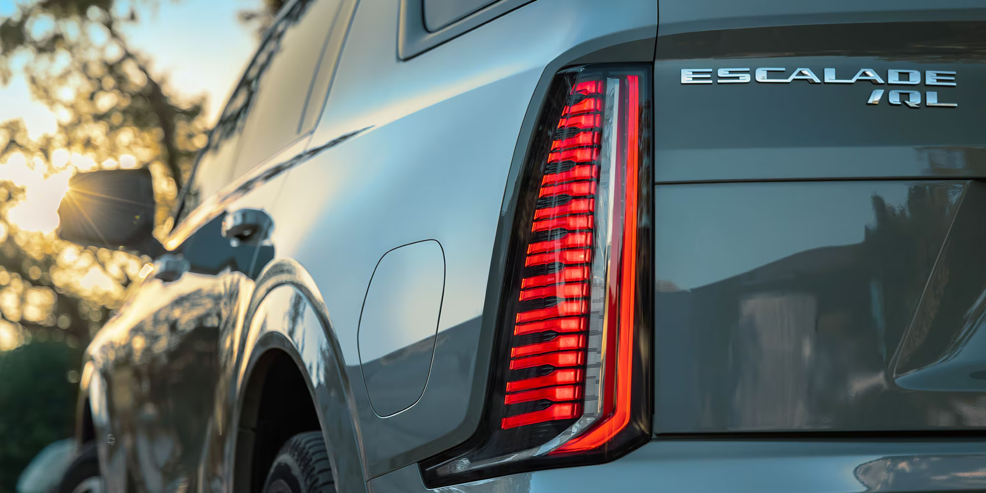my26-escalade-iql-gallery-exterior-modal-rear-badge-v2