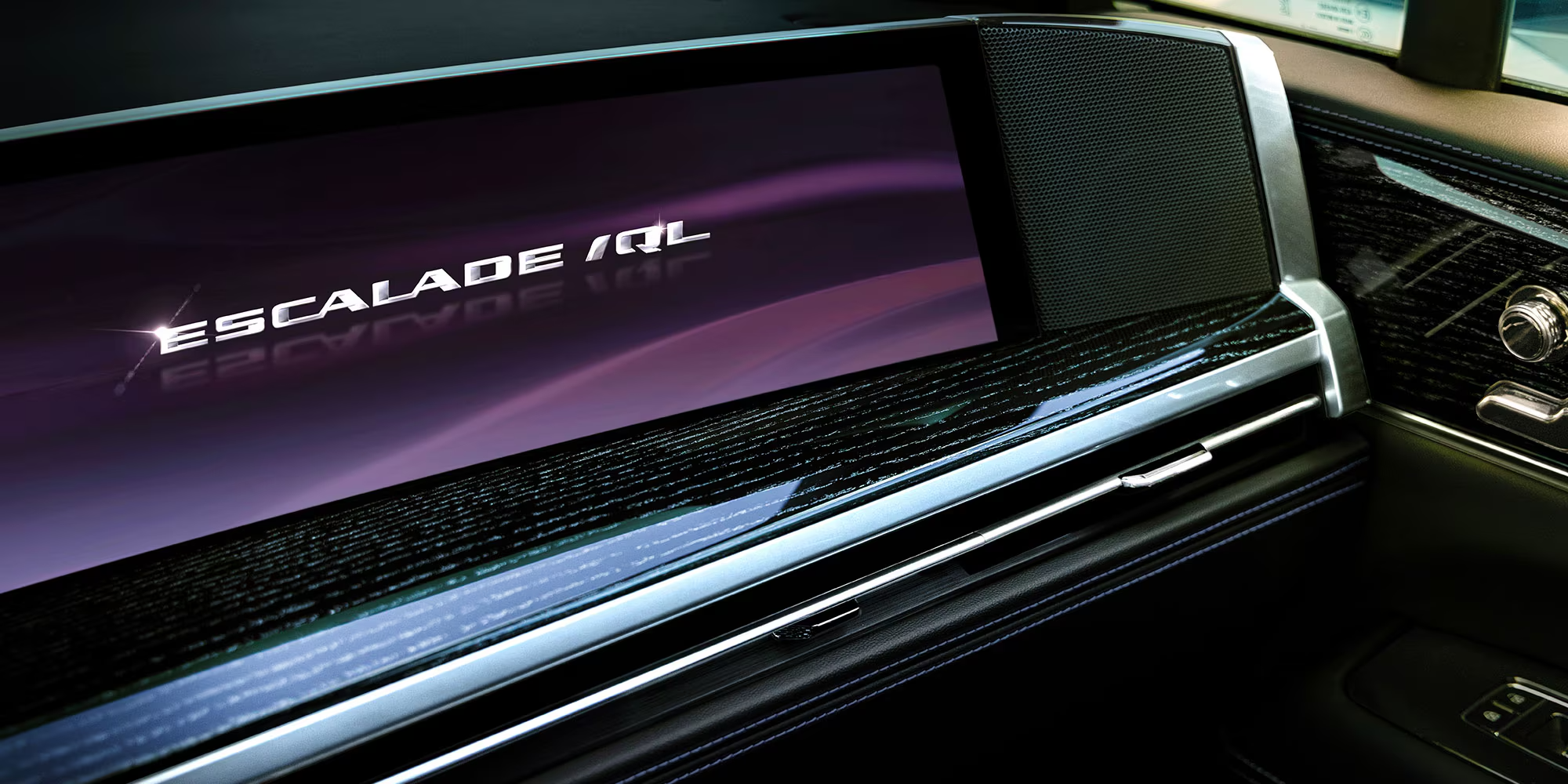 my26-escalade-iql-gallery-interior-modal-front-screen-detail-v2