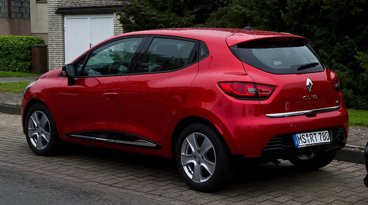 Renault_Clio_TCe_90_Luxe_(IV)_–_Heckansicht,_17._Mai_2013,_Münster