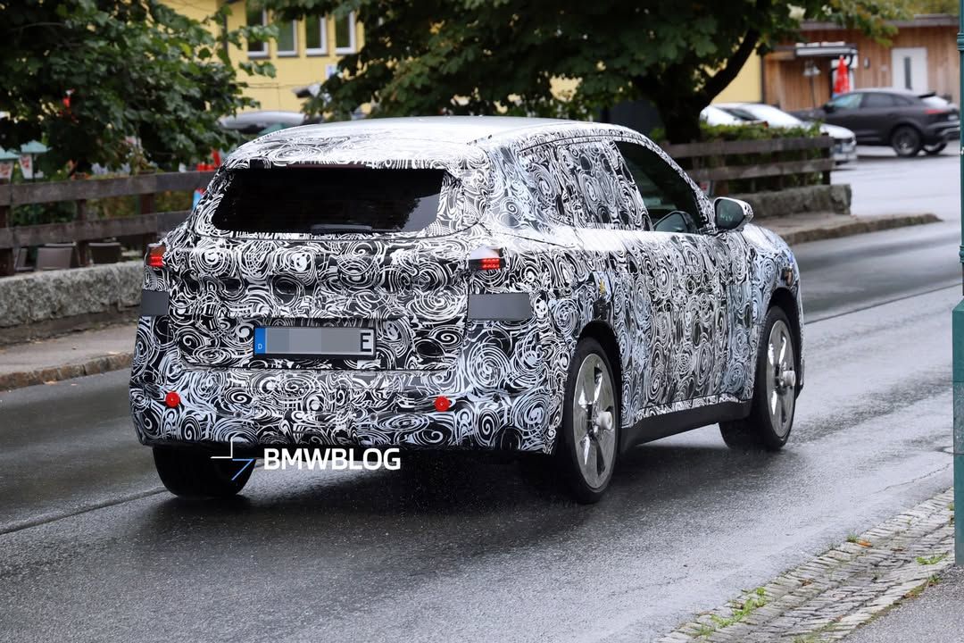 Here are the first spy photos of the next-generation BMW iX1 rumored to launch in 2028 with Neue (3)