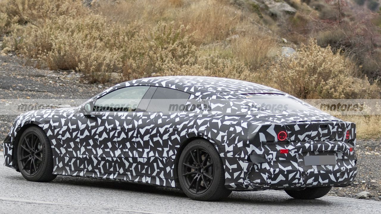 mercedes-amg-gt-berlina-2026-fotos-espia-2025111526-1765388127_26