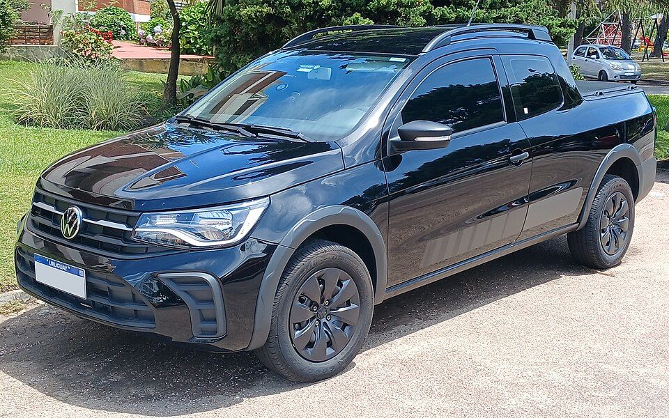 960px-Volkswagen_Saveiro_Mk8_Double_Cab_base_black_in_Maldonado_-_front