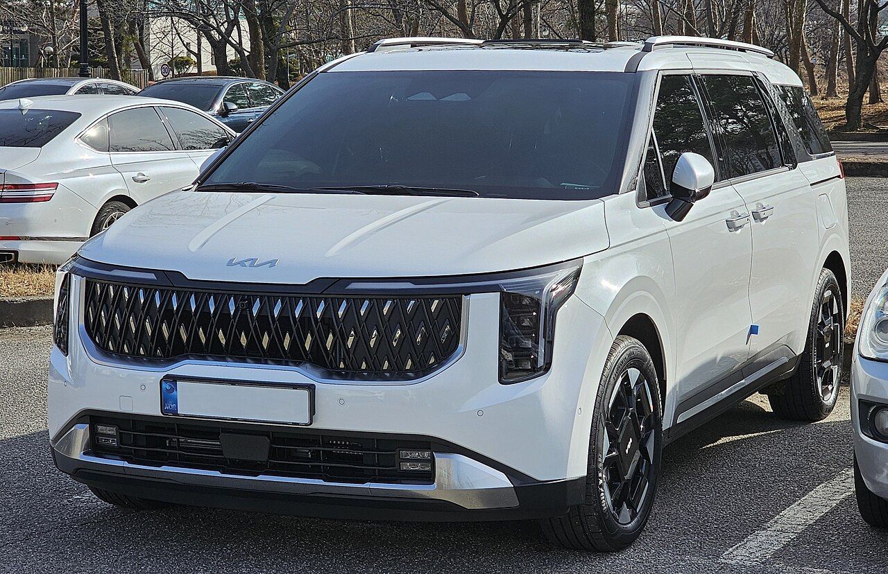 Kia_Carnival_Hybrid_KA4_PE_HEV_Snow_White_Pearl_(5)_(cropped)