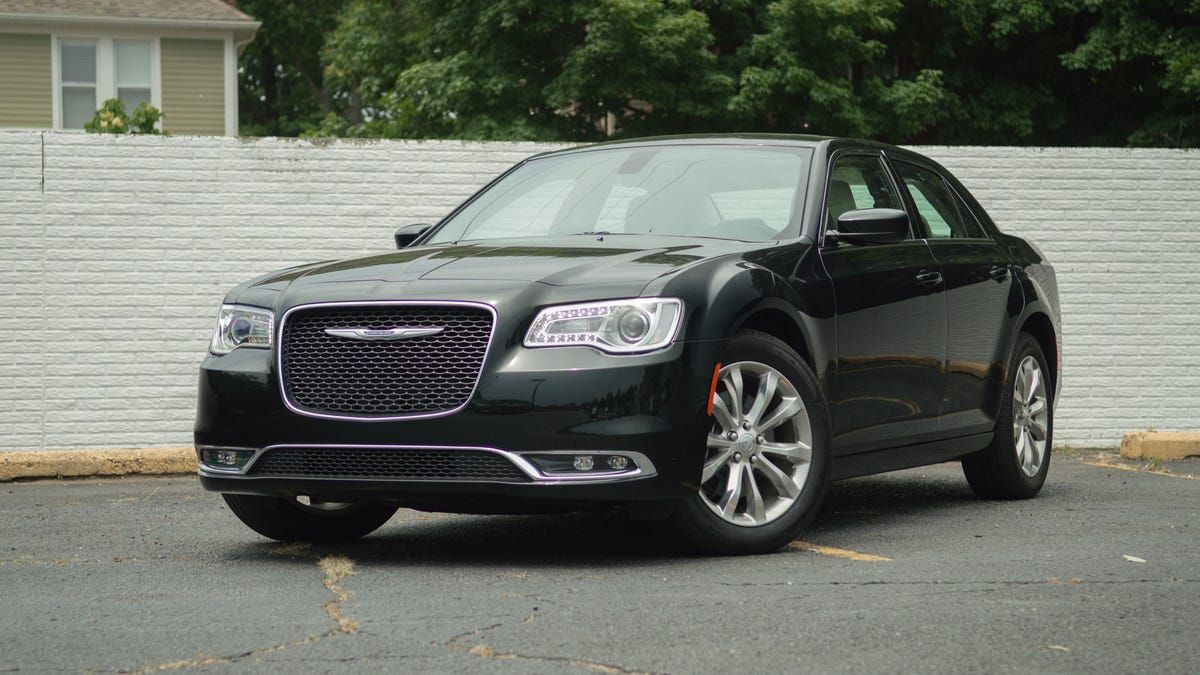 2016-chrysler-300-limited-awd-12